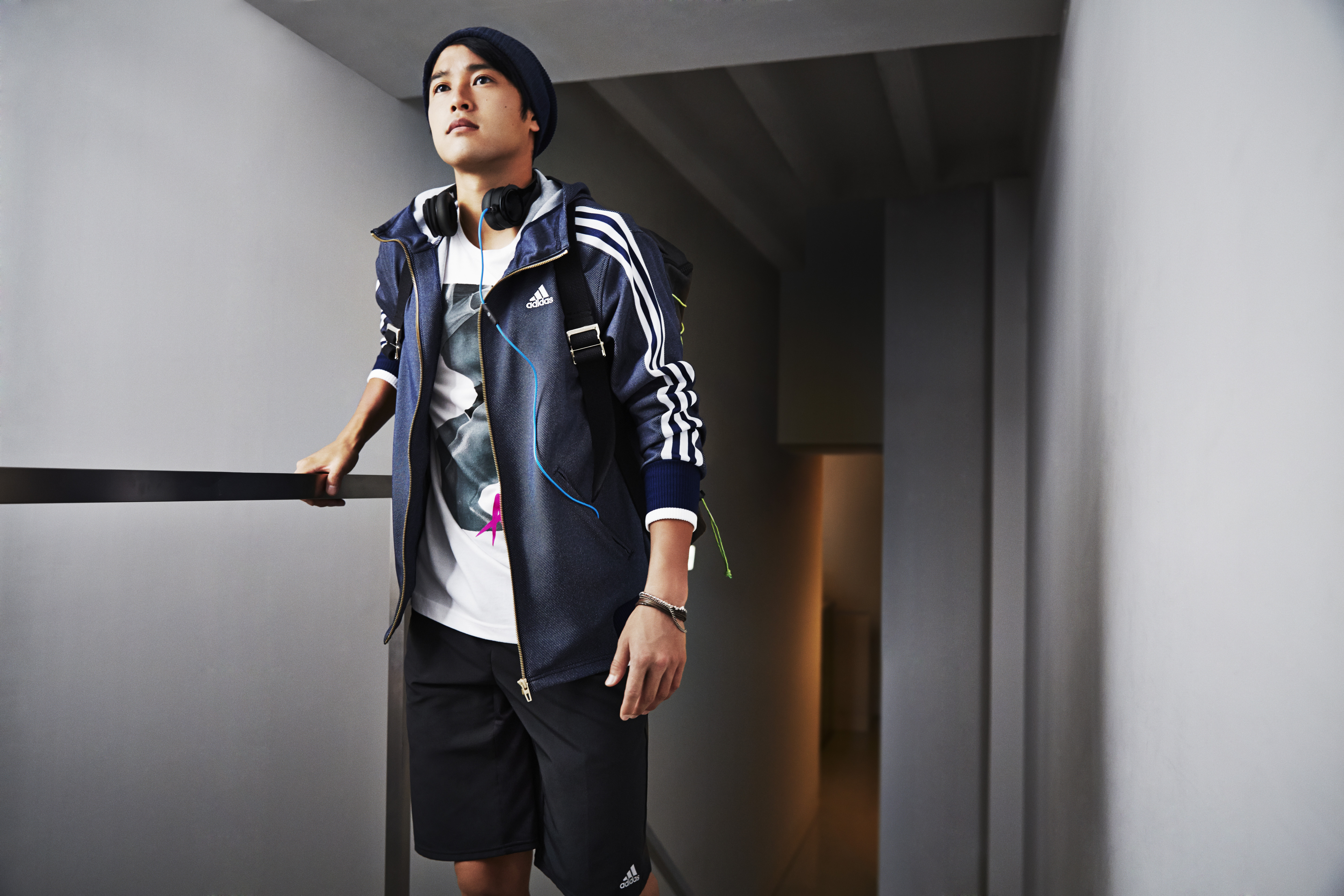 内田篤人選手もお洒落にコーデ！ オン・オフ兼用アディダスのデニム調