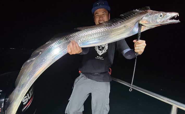 鹿児島・錦江湾テンヤタチウオ釣りで160cmオーバーのドラゴン堂々浮上