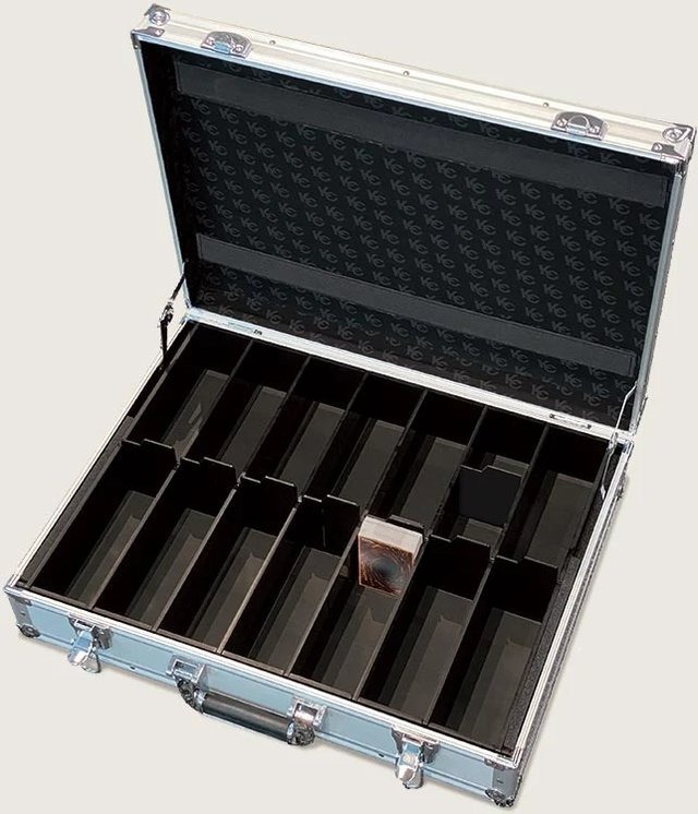 遊戯王」25周年記念“アルティメット海馬セット”発売―アタッシュケース