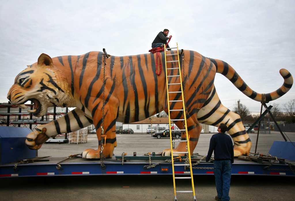 Tiger statues leave Milford for Detroit