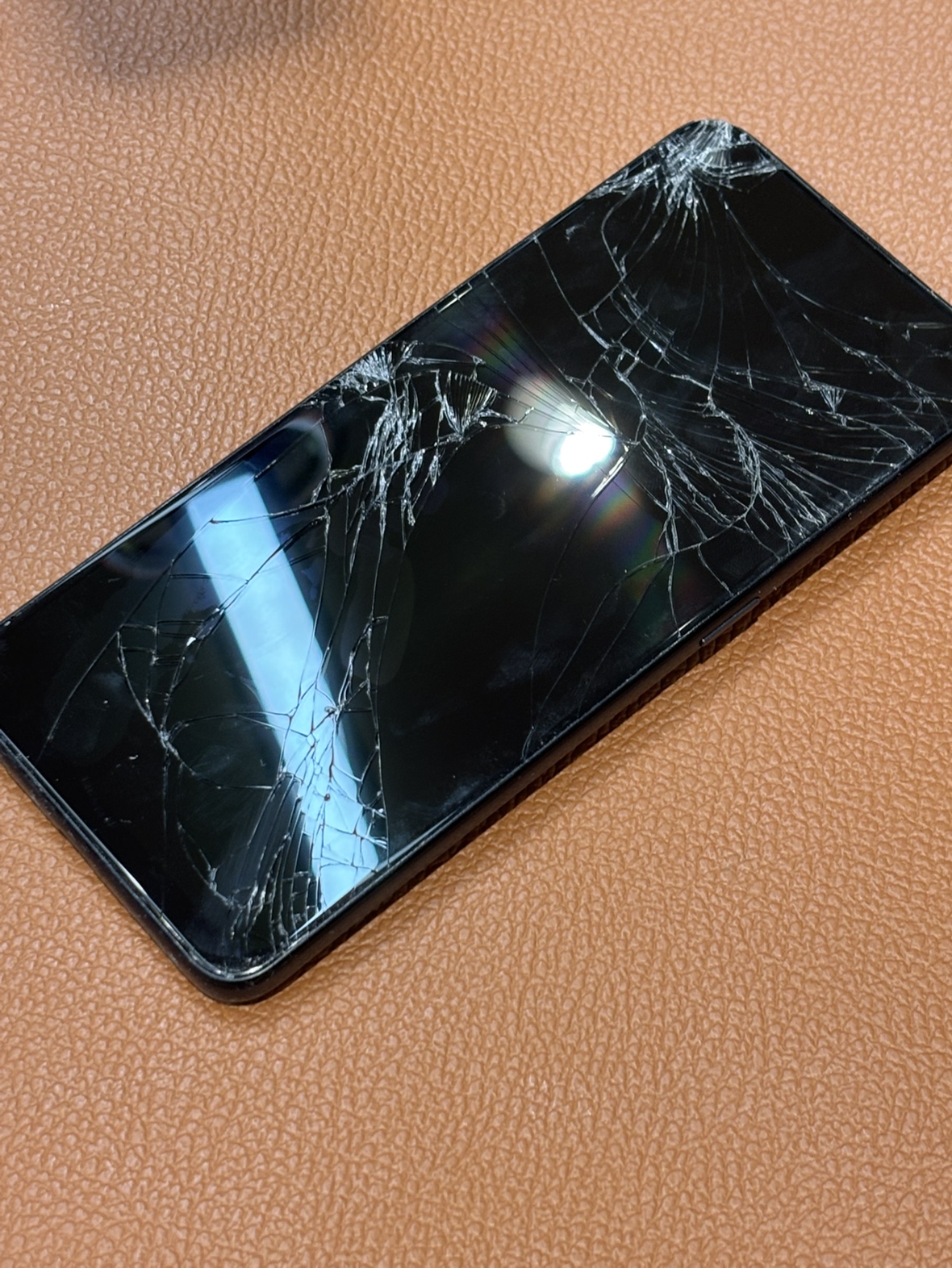 画面がバキバキに割れてしまったXperia10Ⅳ（エクスペリア）画面交換を