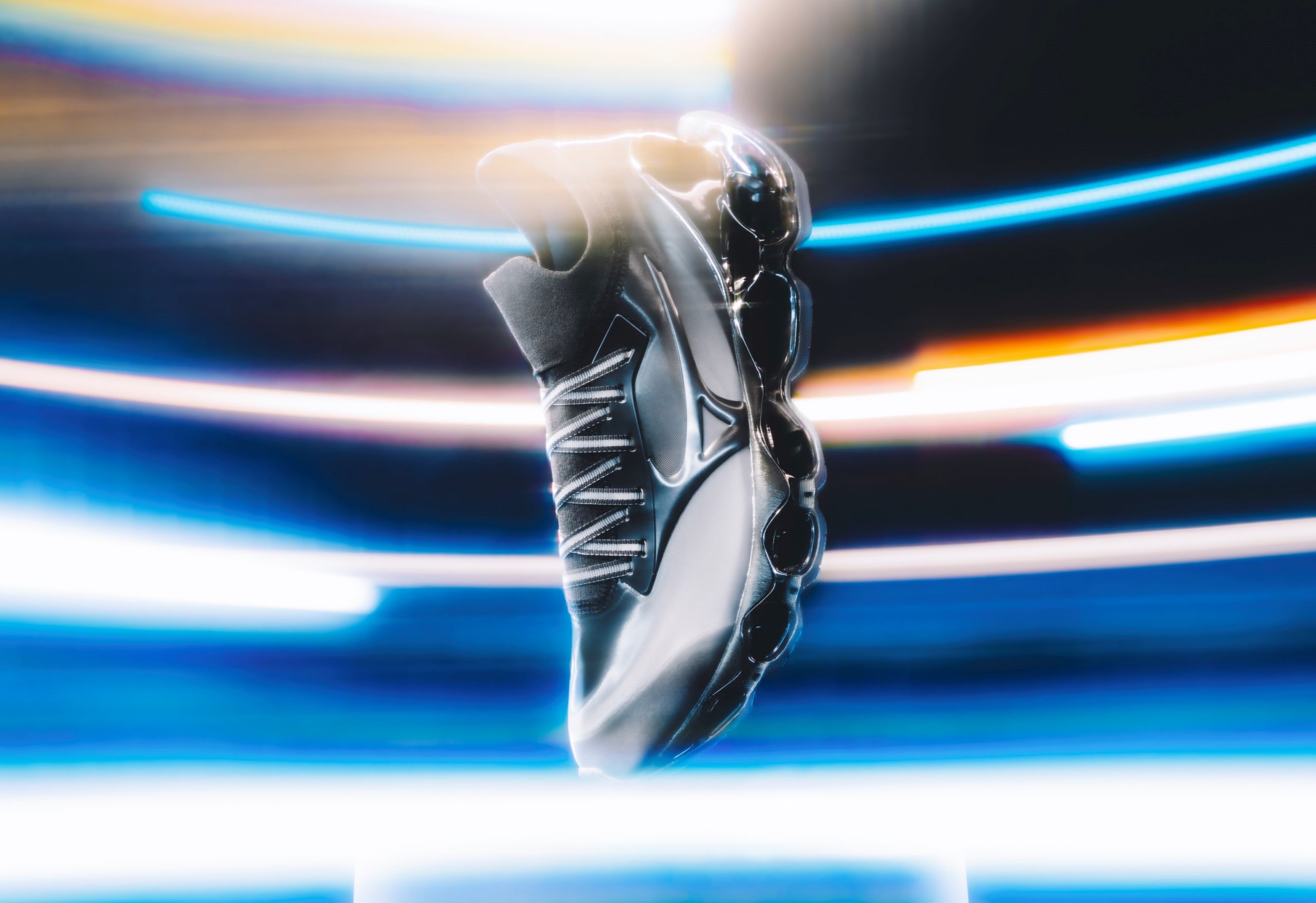 ミズノ」から空山基氏がデザインした「WAVE PROPHECY SORAYAMA」第2弾