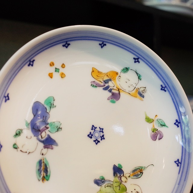 三川内焼】愛らしい唐子絵や、優美な色づかいに魅了される。「五光窯