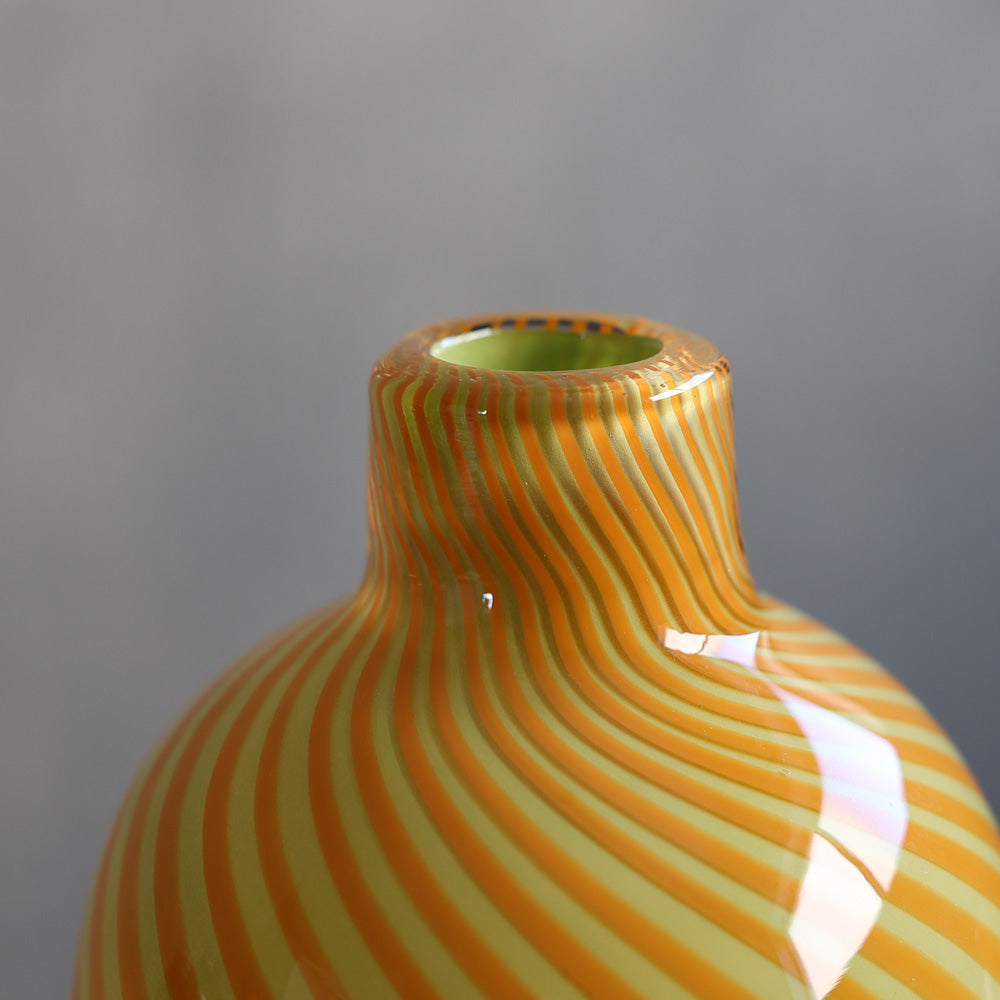 洗練されたストライプ模様と重厚感あふれる分厚いガラスのフラワー