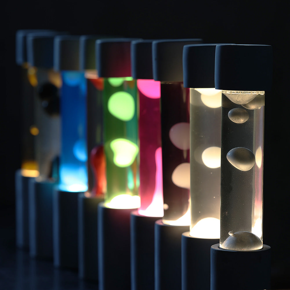 点灯すると呼吸をするように流動的に形を変えながらコンクリートの筒を