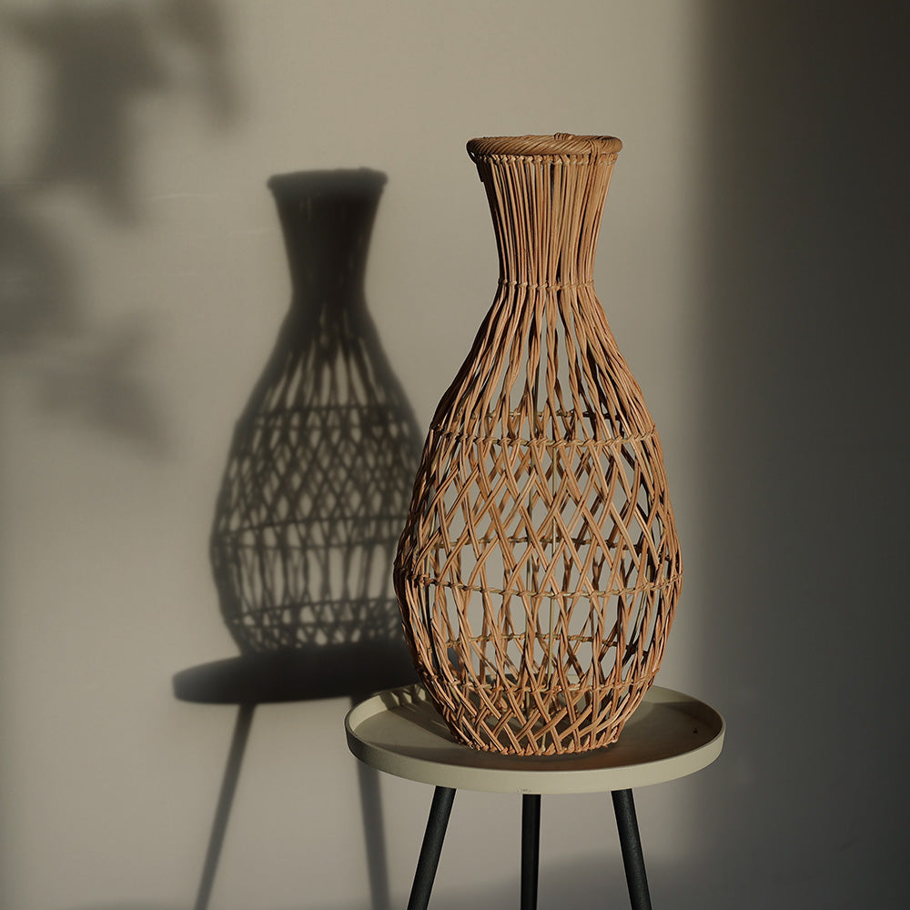ラタン編みのナチュラルな魅力で、異国雰囲気をそっと奏でるフラワー
