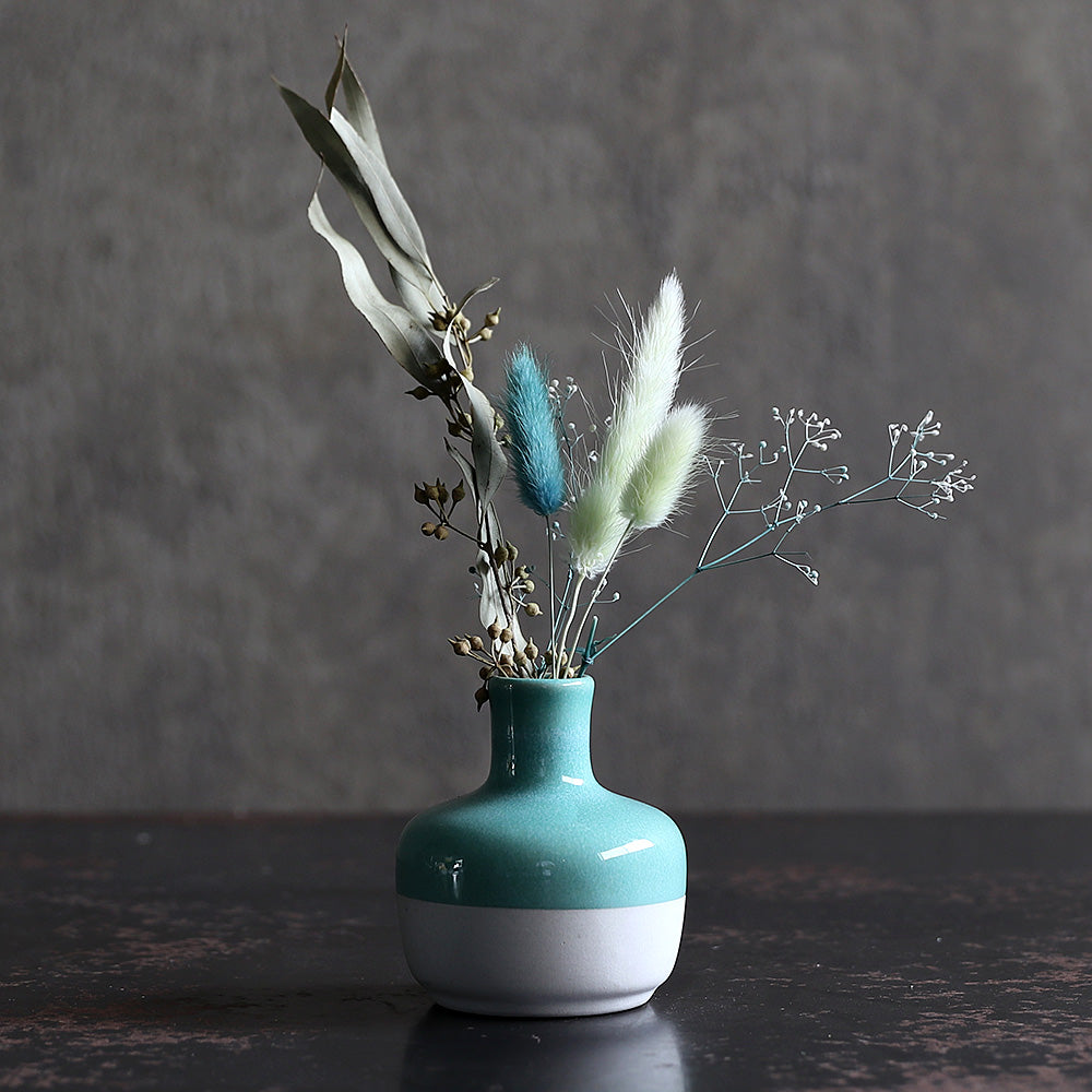 シンプルな花も華やかに彩る、明るいトーンの一輪挿し Bron Choco