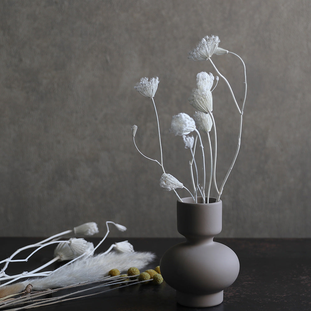 花が感じる 陶器の優しさと 美しさ。ラバー塗装された一輪挿し Selene