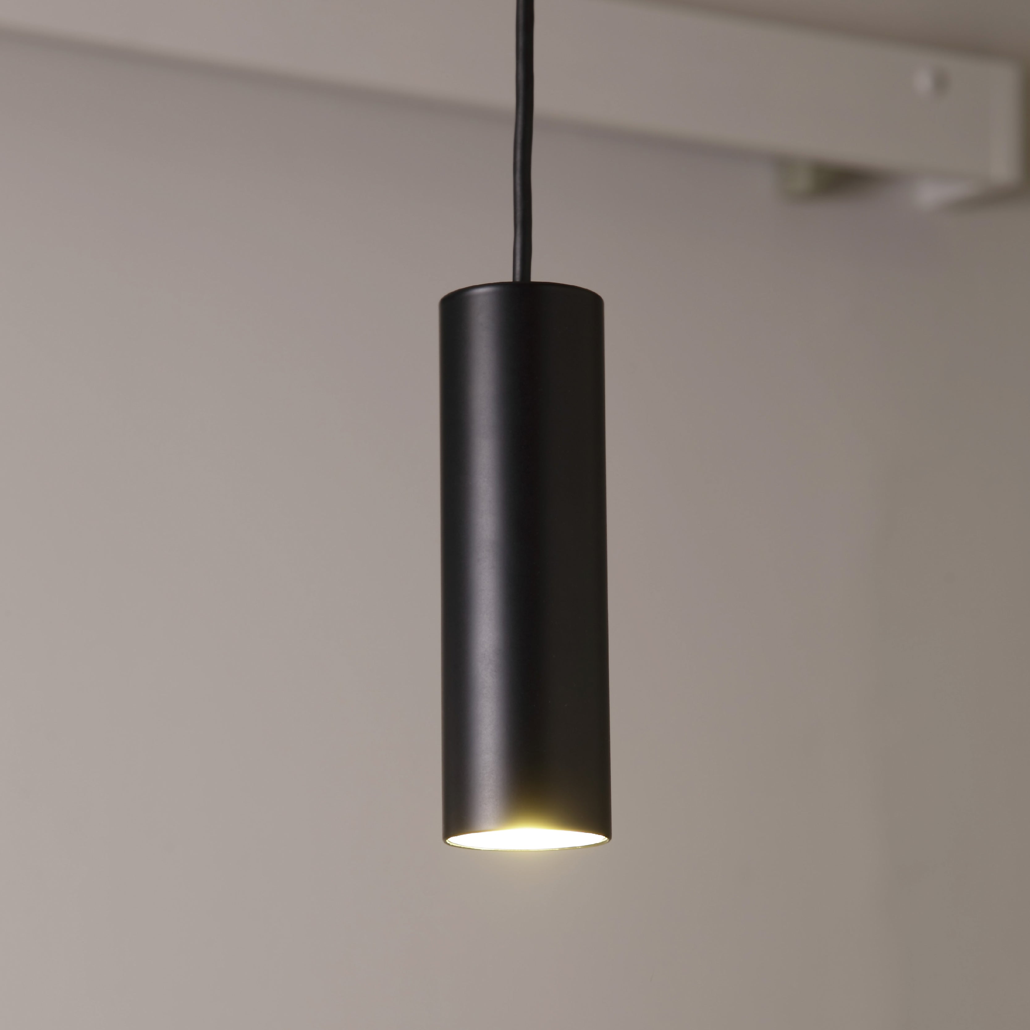 シンプル ミニマルデザイン 円筒ペンダントライト 直径5.5cm 電球色