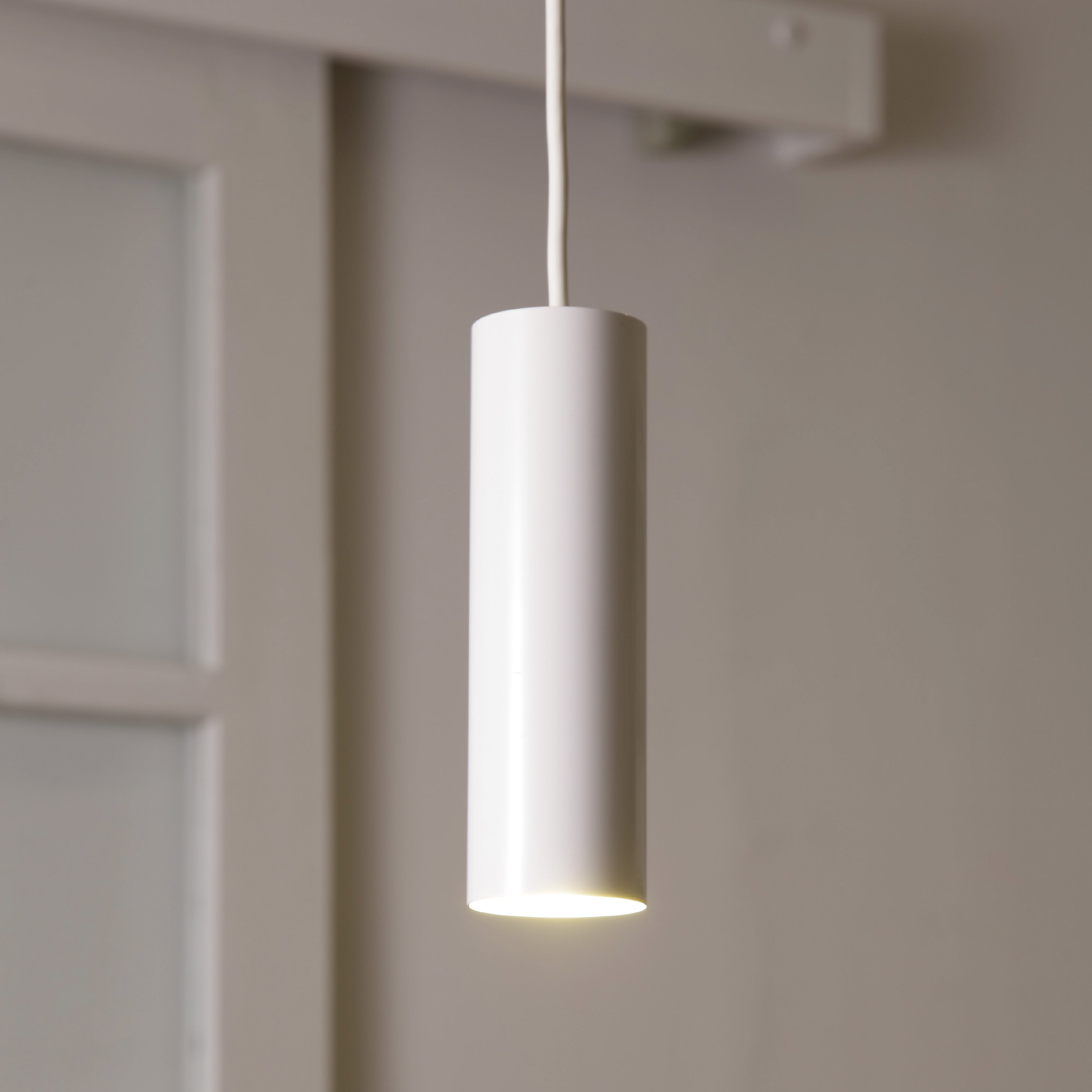 シンプル ミニマルデザイン 円筒ペンダントライト 直径5.5cm 電球色