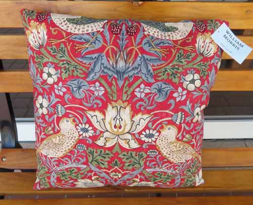 ウィリアムモリス クッションカバー Strawberry Thief Red - 英国雑貨