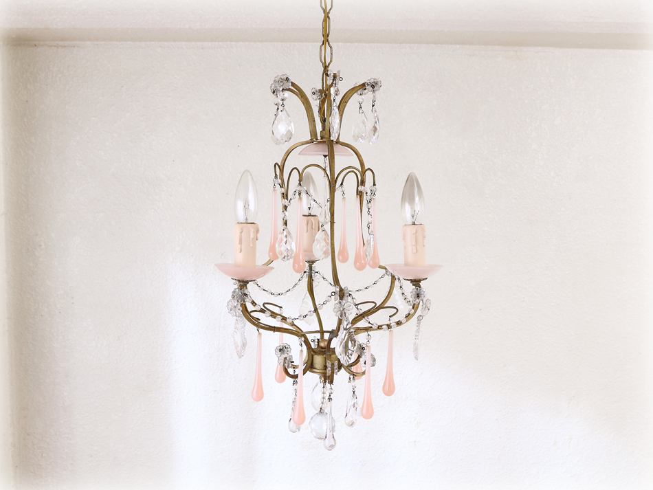 ピンクオパリンドロップ&アンティークブラス シャンデリア(3灯