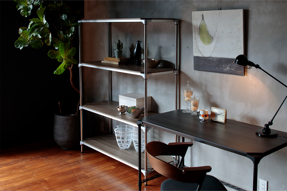 スチールラックの耐久性と、ウッド天板の馴染みやすさを兼ね備えた