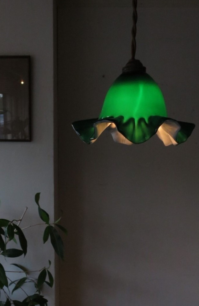 西洋アンティーク ペンダントライト フリルガラス 緑と白の被せ硝子