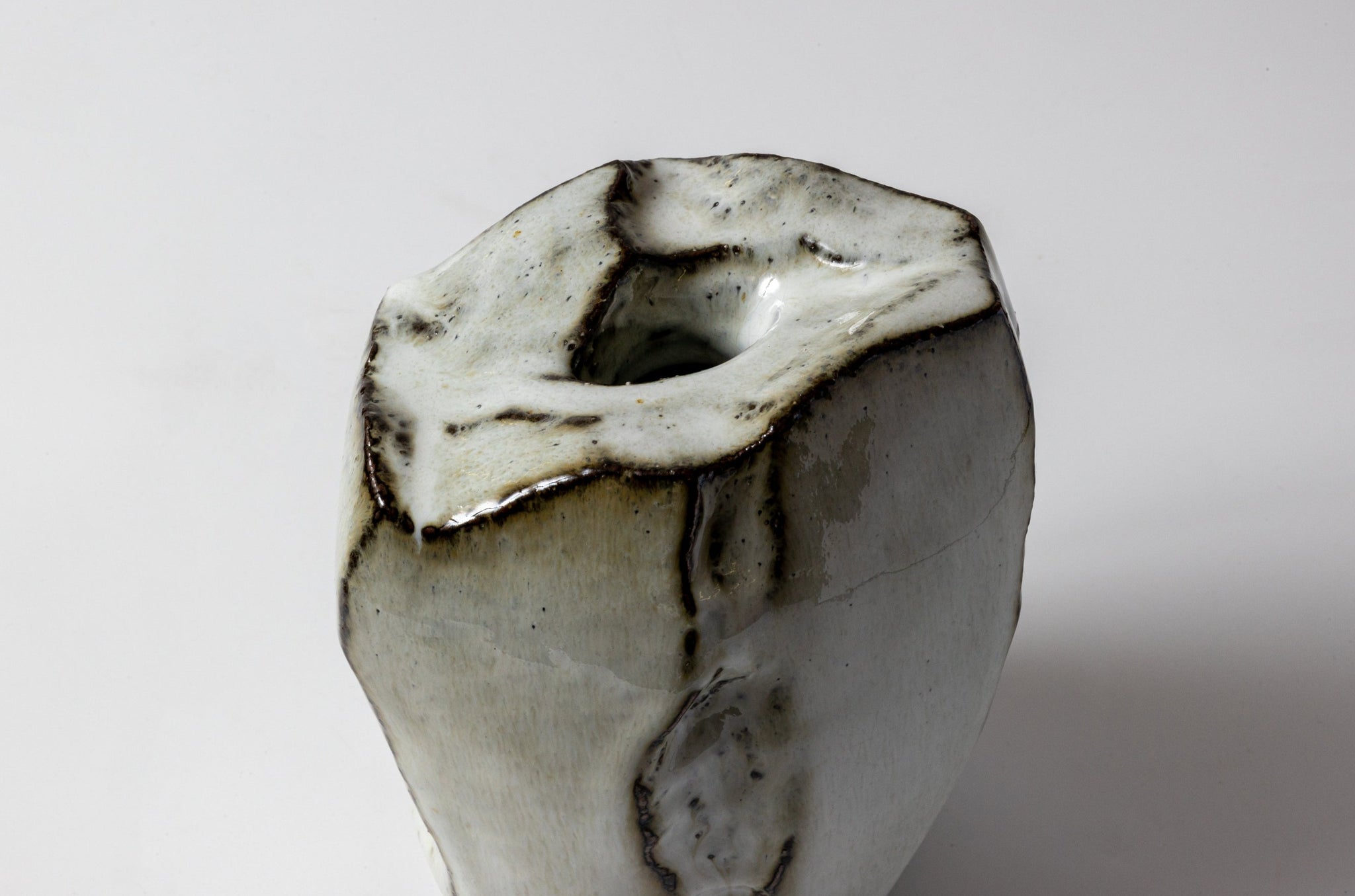 白釉窯変刳貫花入 | artrip山口