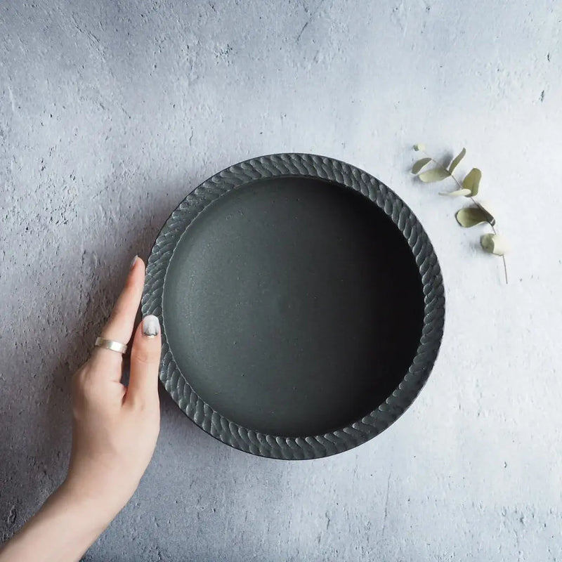 しのぎ カレー皿 黒｜作家 山本雅則（信楽焼） – nokaze｜陶器、和食器