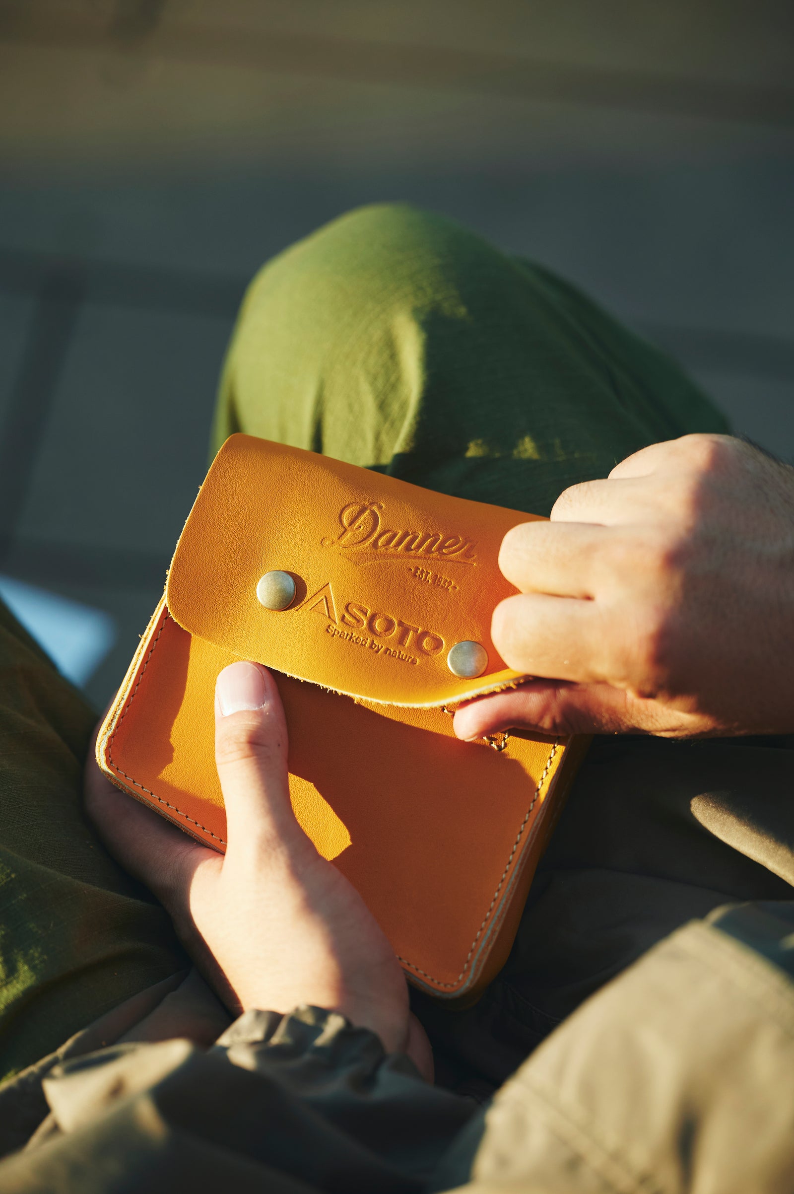 完売】Danner×SOTO レギュレーターストーブレザーケースセット – SOTO