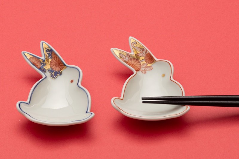 うさぎ型豆小皿 【赤・青 2枚セット】｜有田焼なら賞美堂本店