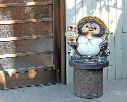 楽天市場】【ポイント5倍】信楽焼 たぬき ふくろう付き 開運 狸 13号