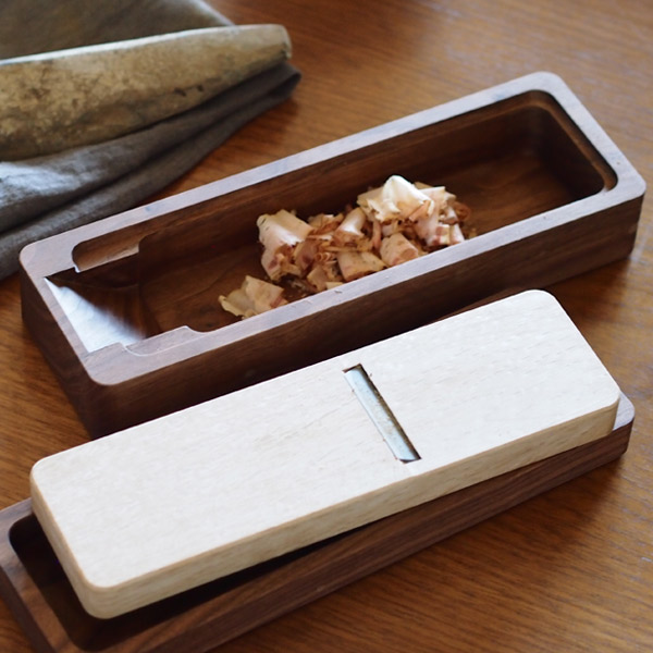 楽天市場】台屋 鰹節削り器 別注青紙×ウォルナット / かつお節削り器