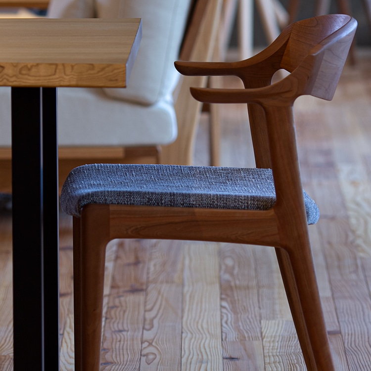 DC354 アームチェア(ファブリック) (樹種レッドオーク（ウレタン