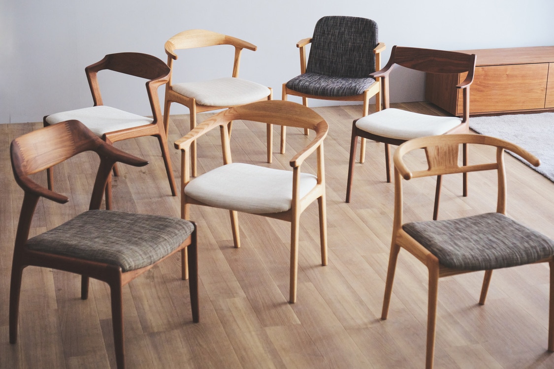 ラク セミアームチェア (樹種ウォールナット 張地ランク合皮) | シキ