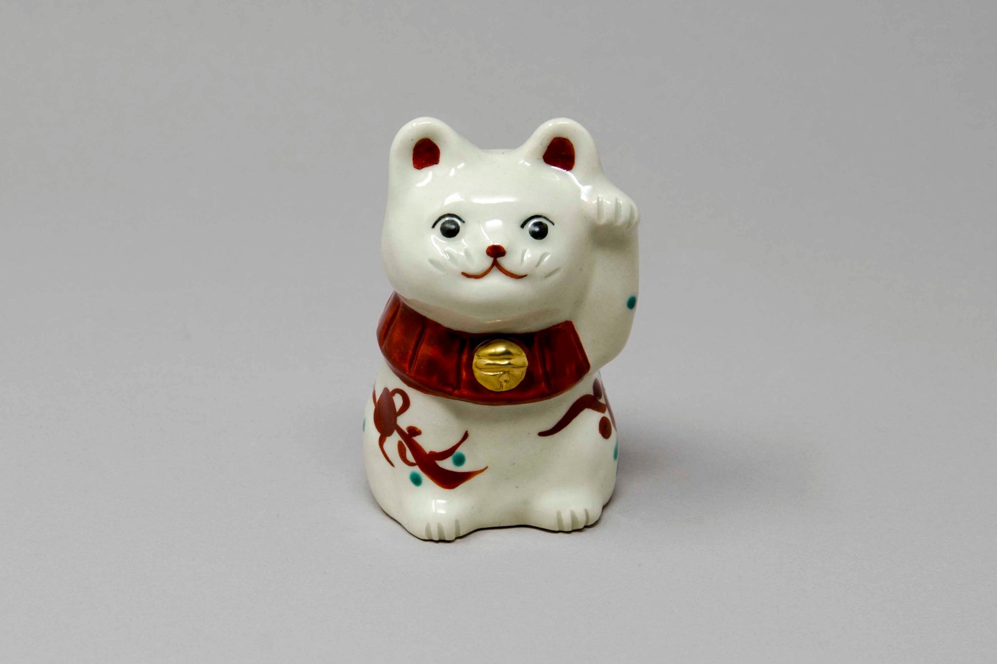 招き猫置物 赤絵(左手） – 六兵衛窯