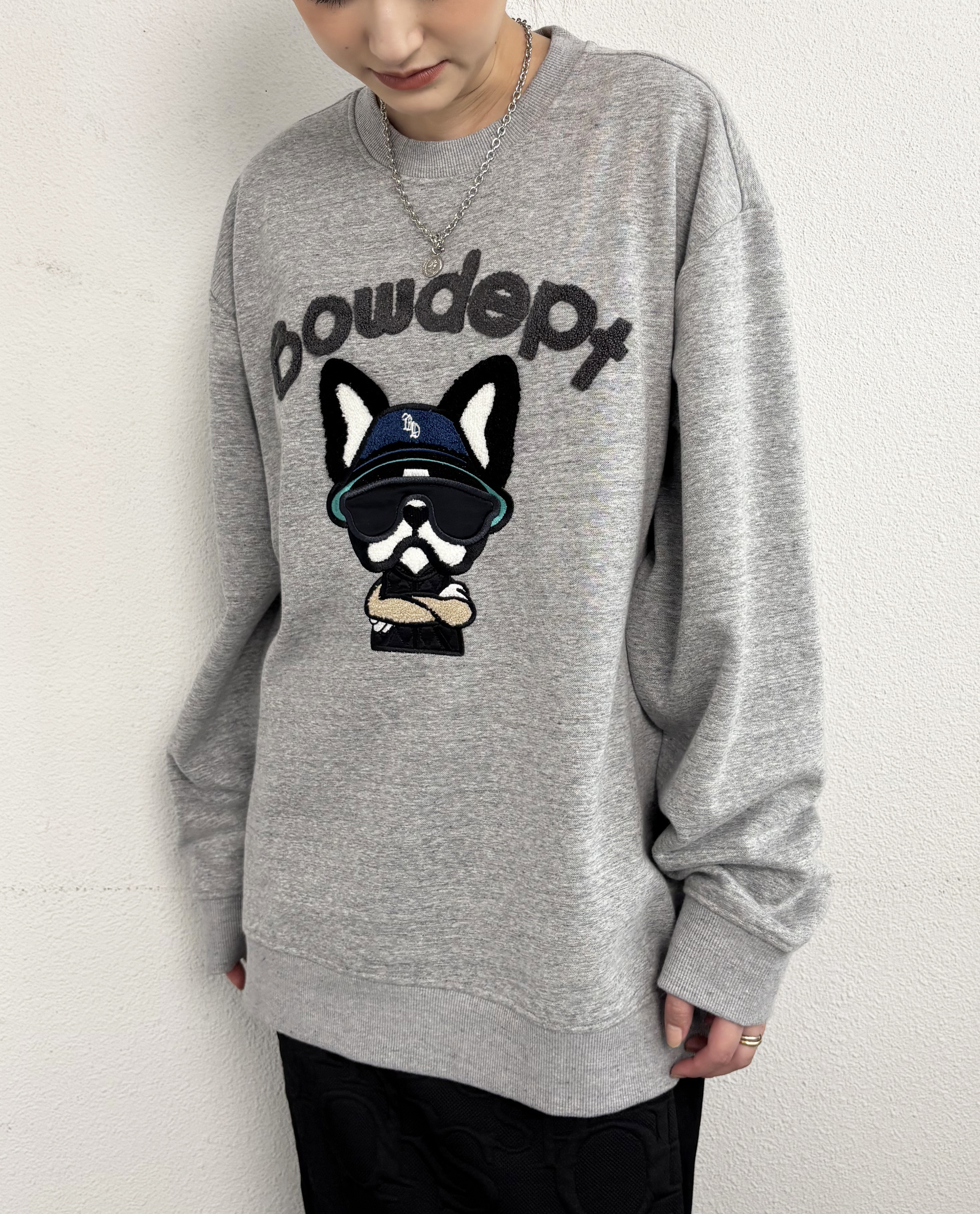 Bowdept】裏起毛サガラ刺しゅうクルートレーナー【ユニセックス】 - YEVS