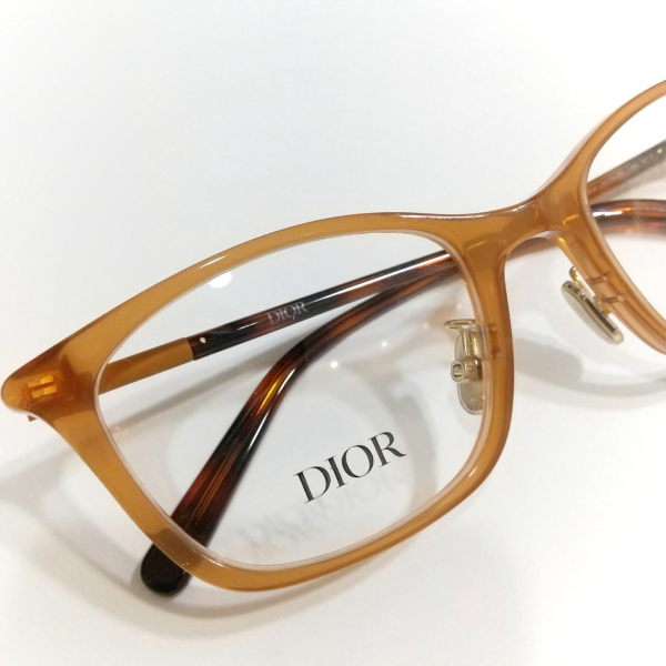 カジュアルに使う飴色セルフレーム│ディオール DIOR のアイウェア