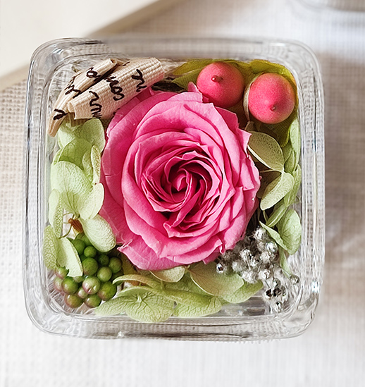 小さなプリザーブドフラワー プレゼントに ガラスの中のミニローズ