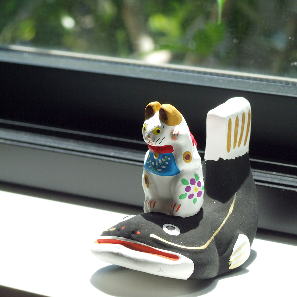 郷土玩具 民藝 福島県 工房千想 鯰乗り招き猫 正面 縁起物 置物 開運