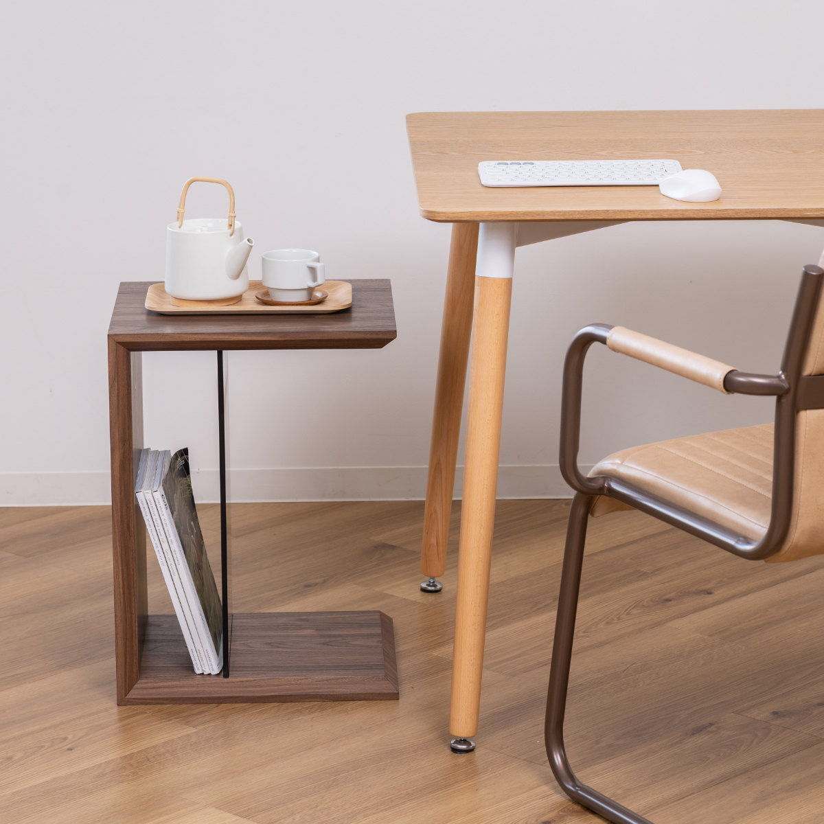 東谷 サイドテーブル 幅54cm 強化ガラス棚 ウォールナット調 （ コの字