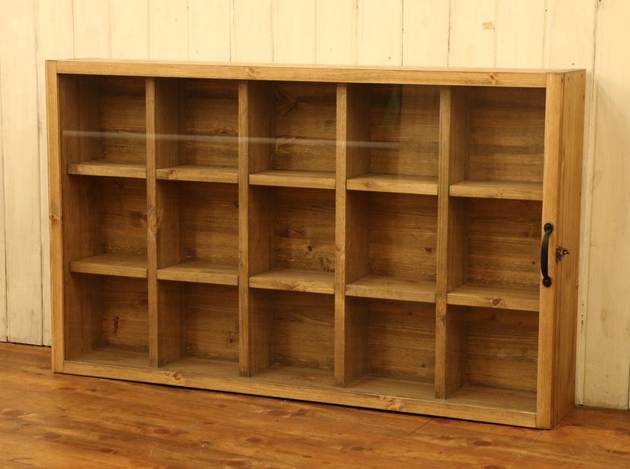 ガラス扉 付き コレクション シェルフ カップ ソーサー 飾り棚