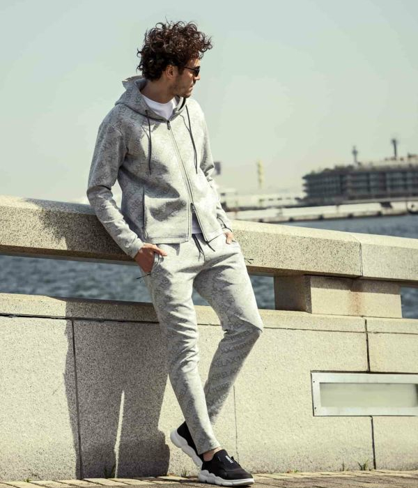 1PIU1UGUALE3 RELAX セットアップ ジャージ 総柄ロゴストレッチ