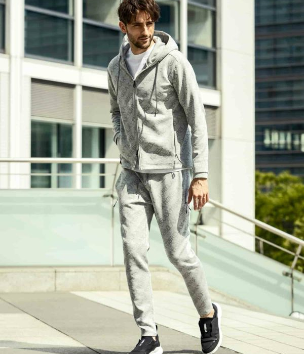 1PIU1UGUALE3 RELAX セットアップ ジャージ 総柄ロゴストレッチ