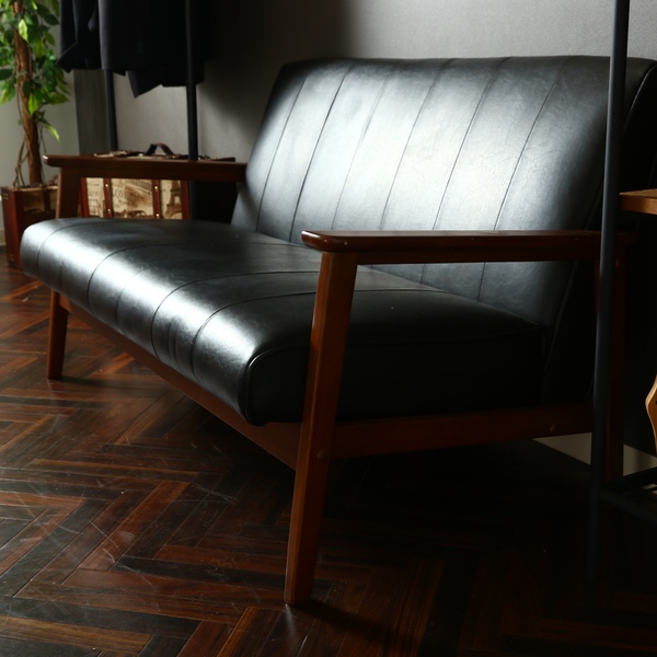 ソファ 幅128cm 二人掛け 2人用 レザー調 ひじ掛け 木製 合成皮革