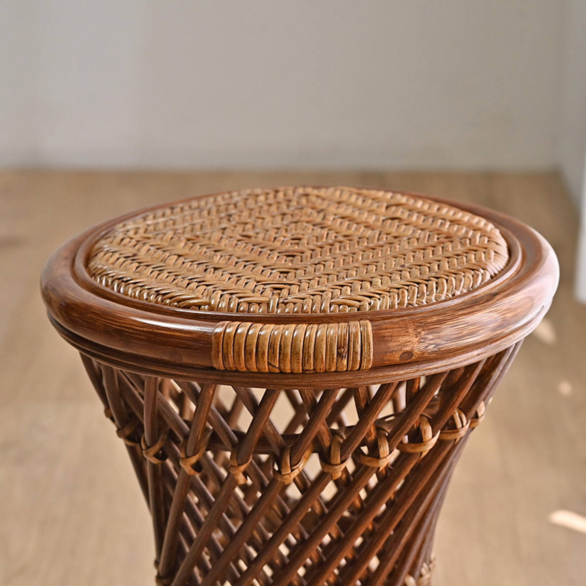 ラタンスツール 丸型 籐製 螺旋組み 座面高44cm （ 籐家具 ラタン製