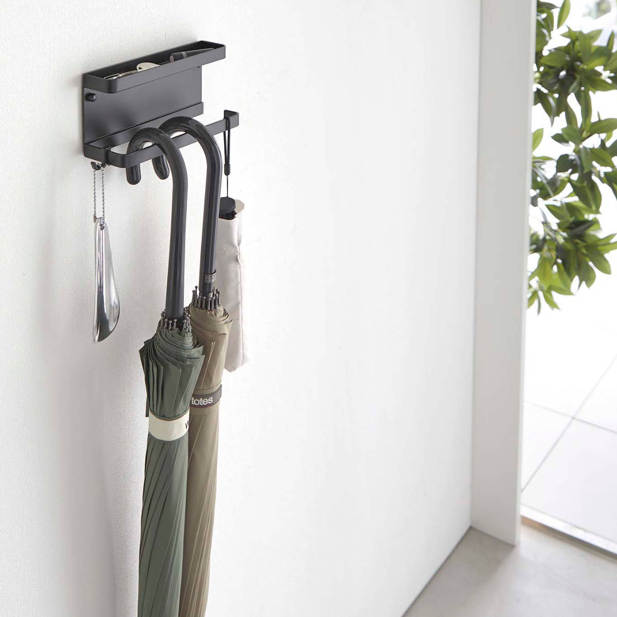 山崎実業 smart 石こうボード壁対応 トレー付きアンブレラホルダー