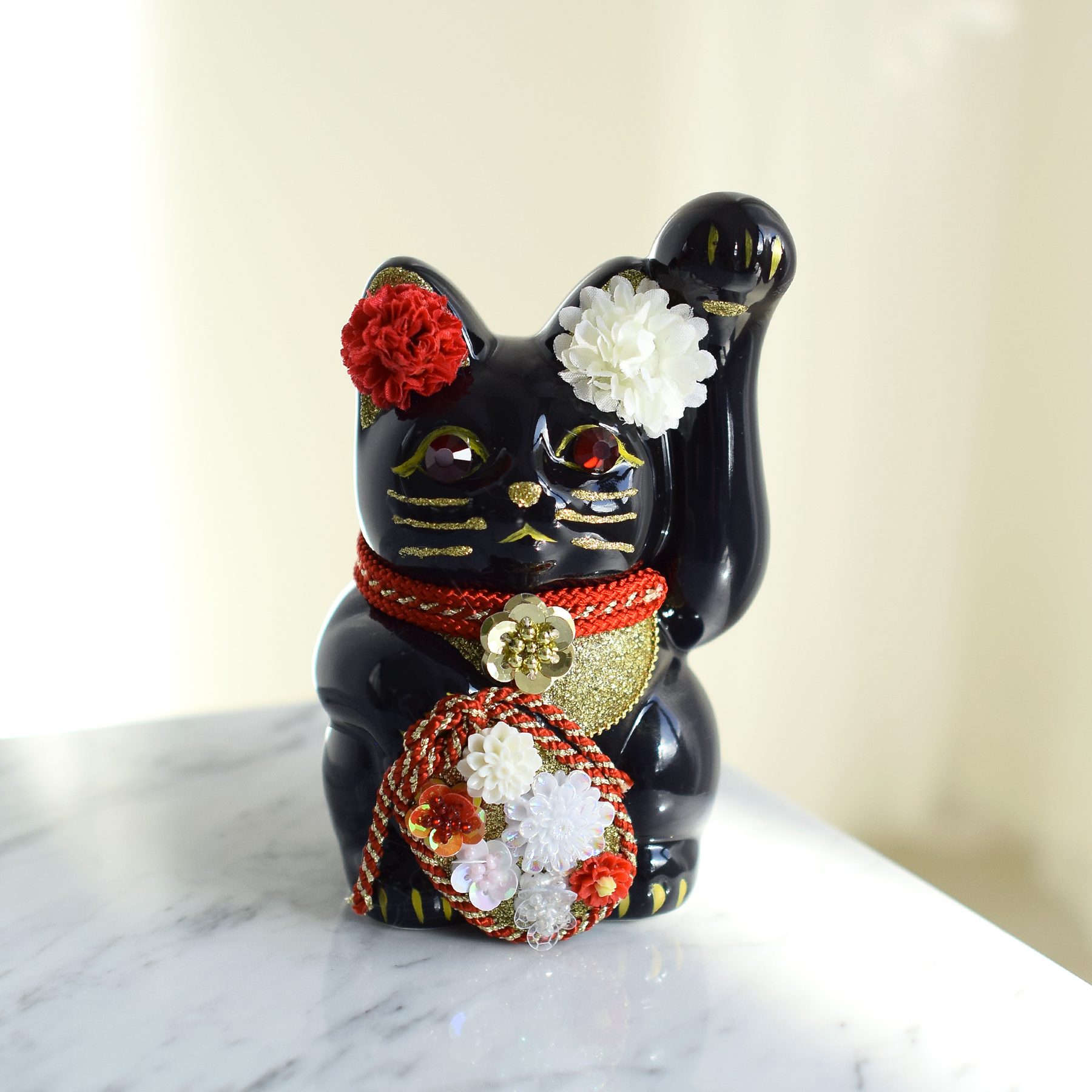 招き猫 置物 おしゃれ ニコアンティーク×ご縁猫 牡丹（ぼたん） 4号 黒
