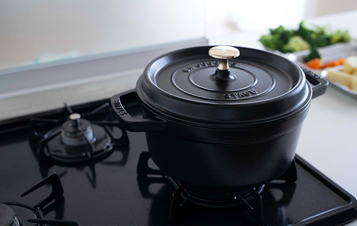 ストウブ staub ピコ ココット ラウンド 22cm 黒 40509-305 日本正規品