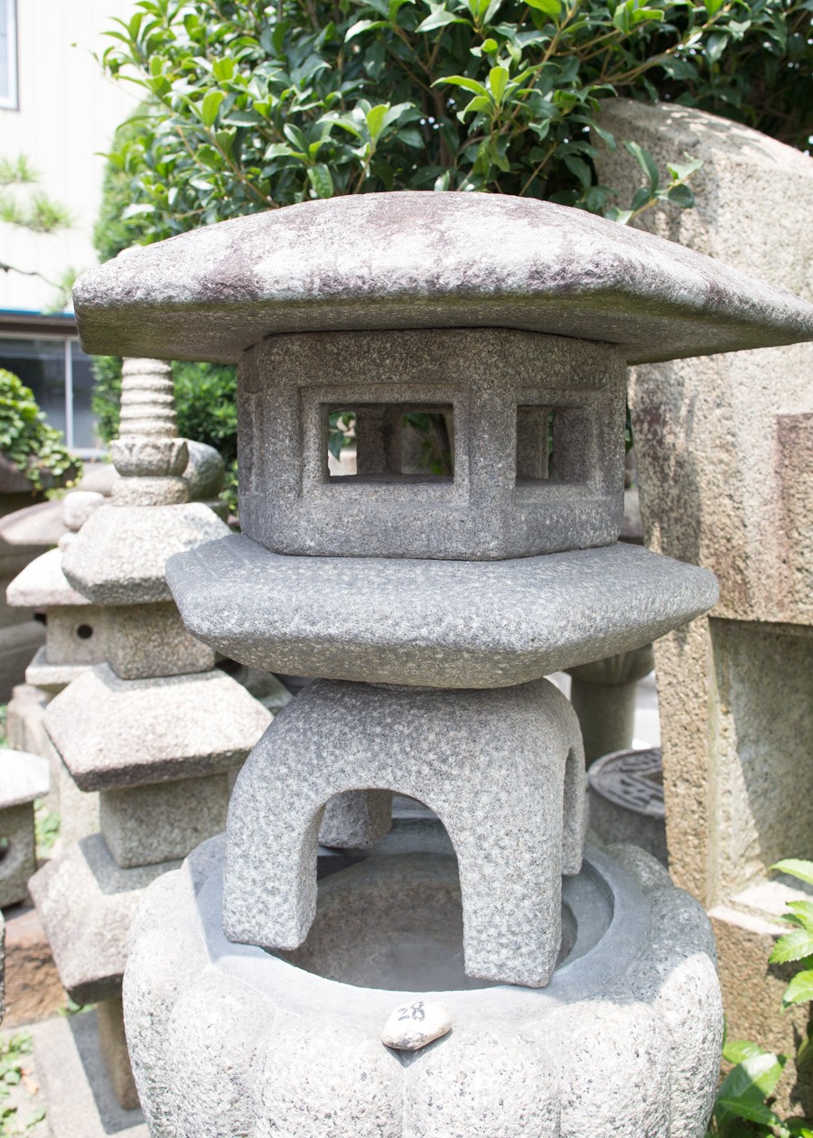 桂離宮六角雪見灯篭 - 柴田石材工業所 愛知県岡崎市 | 岡崎石工団地