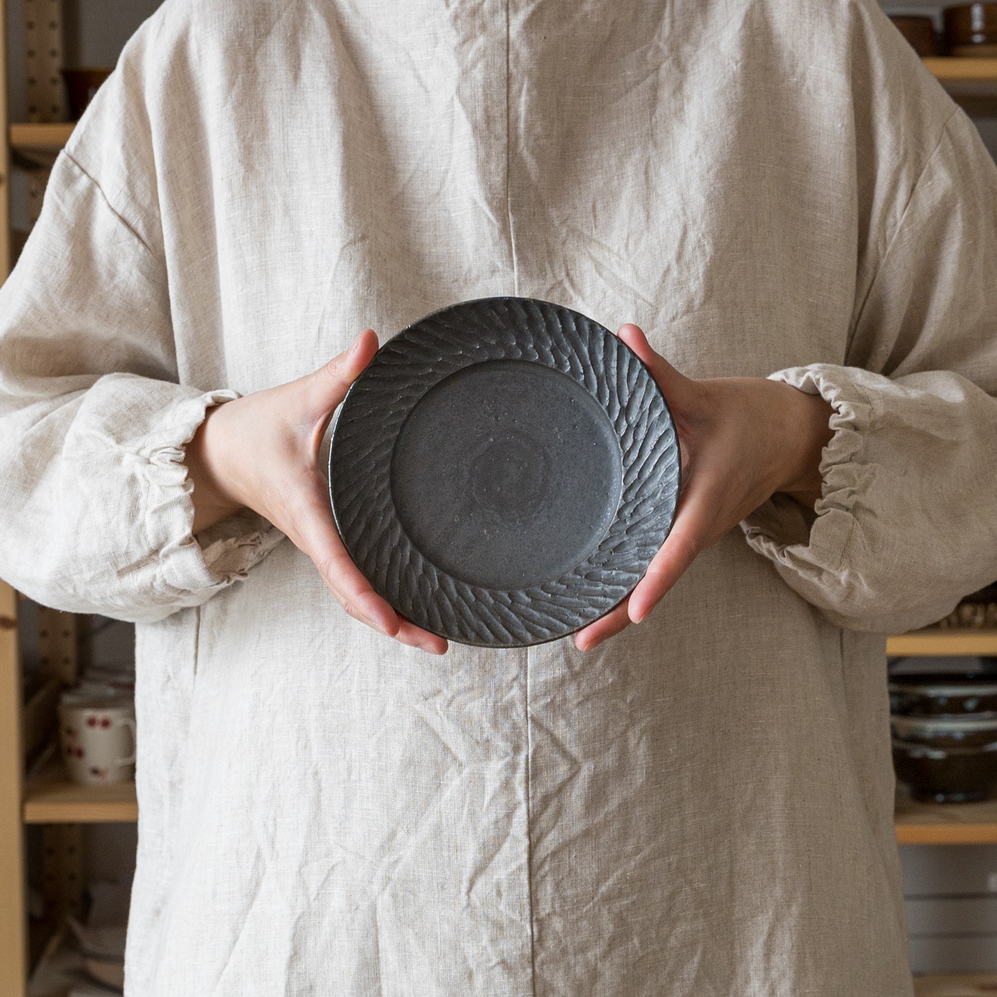 作家 山本雅則 しのぎ リム平皿 5寸 黒｜和食器通販 四季折折 – 四季折