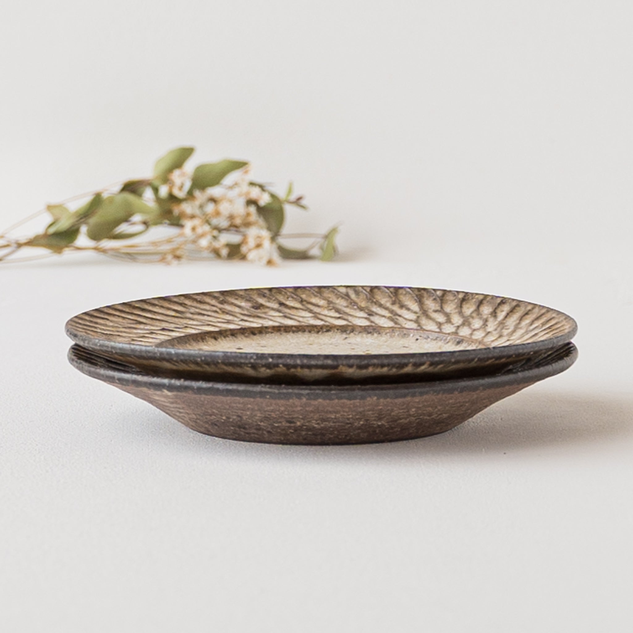 作家 山本雅則 しのぎ リム平皿 5寸 白｜和食器通販 四季折折 – 四季折