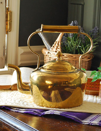 イギリスからとっても素敵な真鍮ゴールド製のアンティークのケトルが