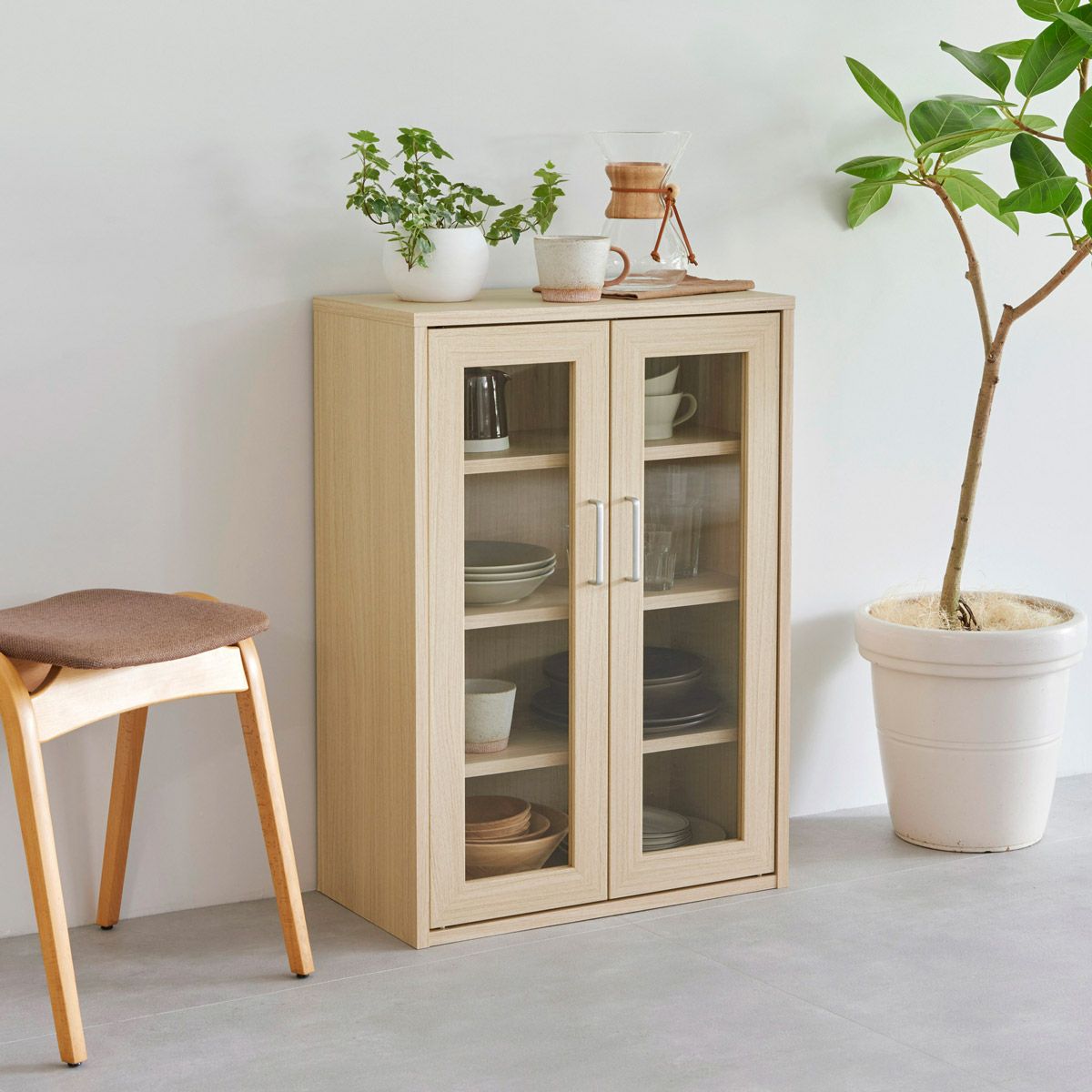 キャビネット 棚 幅57cm 高さ80cm ナチュラルブラウン ガラス扉付