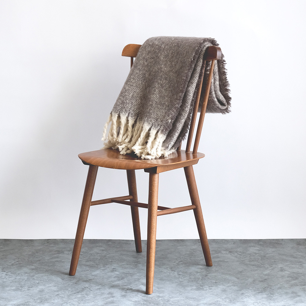 リラックスタイムにぴったりなフリンジのブランケット（2色） | shesay