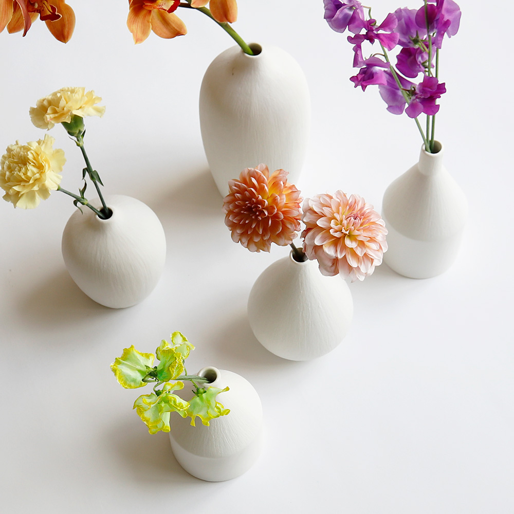 マットな質感の 磁器製のフラワーベース パフィ | shesay(志成販売
