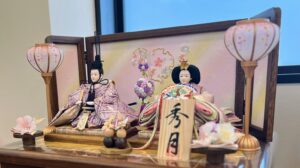 お子様の健やかな成長を願う秀月オリジナルの上品に美しいお雛様
