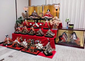 お子様の健やかな成長を願う秀月オリジナルの上品に美しいお雛様