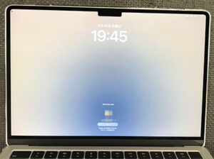 MacBook Air M4 A3140(13インチ) 液晶に線が入る、画面割れがある修理